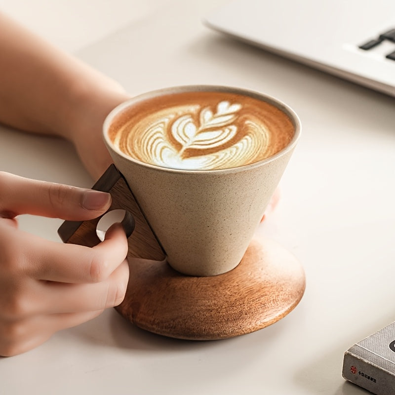 Cuporia | Handgemaakte keramische koffiekop met trechtervormige tuit, houten handvat en onderzetter van echt hout