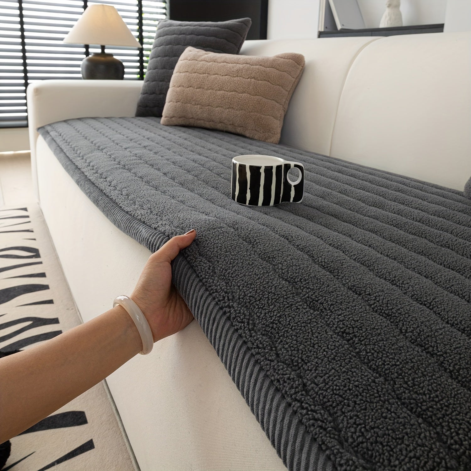 SnugWrap | Slipvaste Sofa Overtrek van Dik Pluche - Machinewasbaar, Huisdiervriendelijke Bankbeschermer voor de Woonkamer