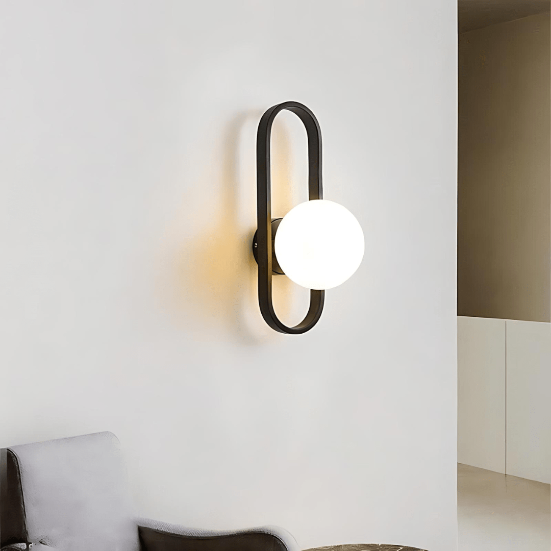 SphereGlow | Eigentijdse glazen bol wandlamp met ovaal frame