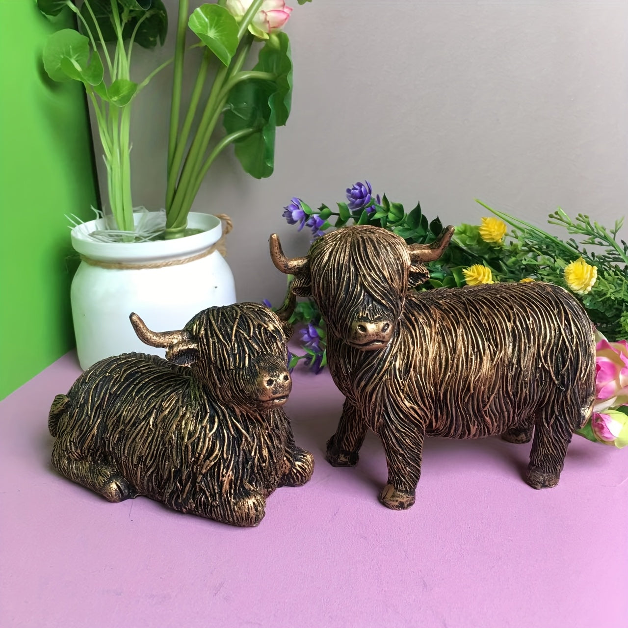 BrassBovines | Set van 2 Highland Cow-beeldjes – Ornamenten van hars met gouden messing afwerking