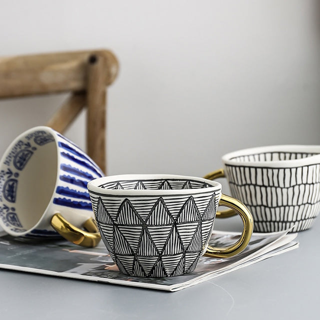 LuxeMug | Geometrisch Patroon Kopje met Gouden Handvat, Elegante Keramische Koffiemok, Luxe Theekopje