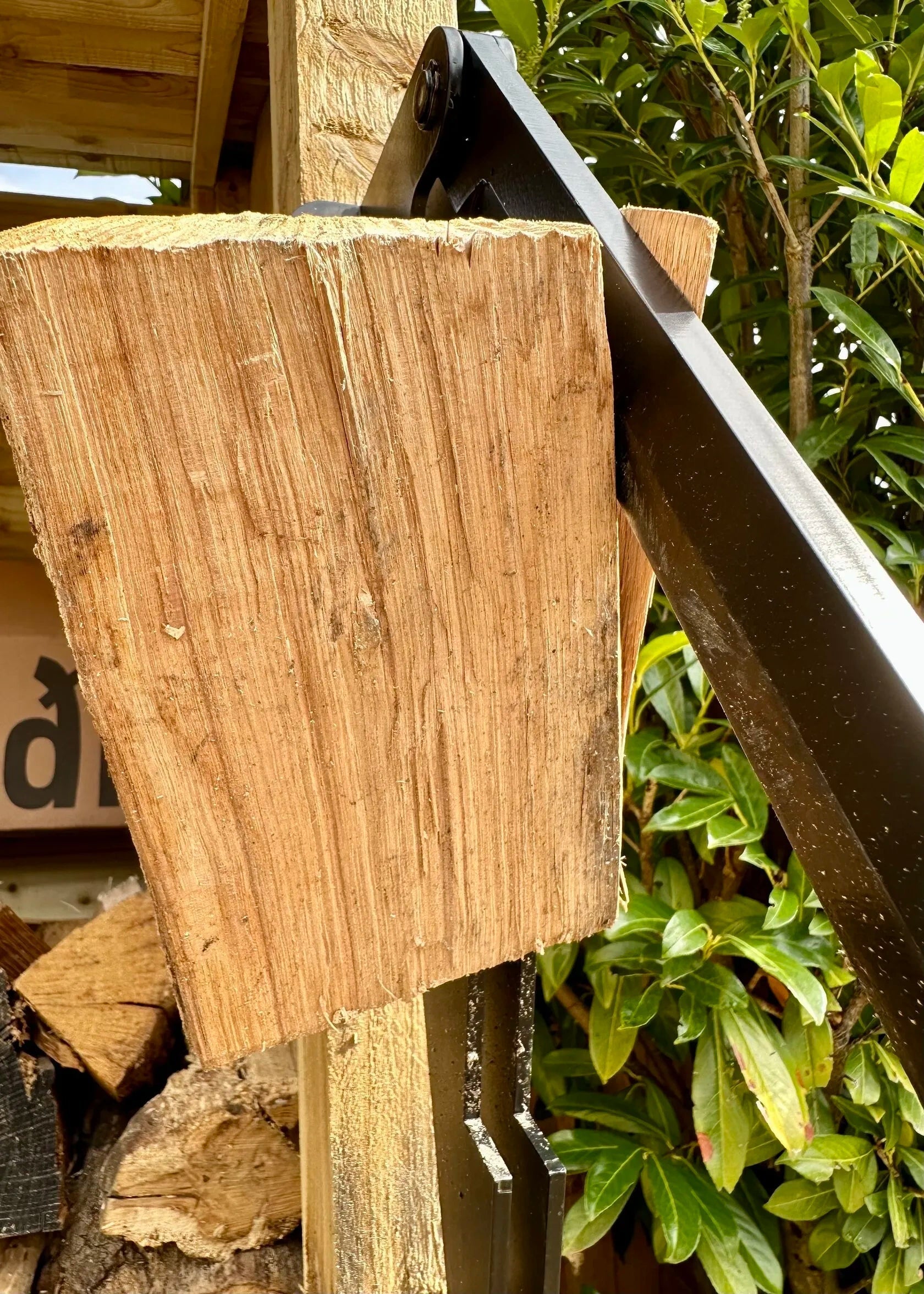 SplitPro | Hydraulische houtkliever voor wandmontage – Krachtig gereedschap voor het kloven van hout