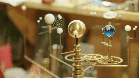 Stellarion | Groot zonnesysteemmodel – Messing en hout Planetaire beweging, educatieve decoratie