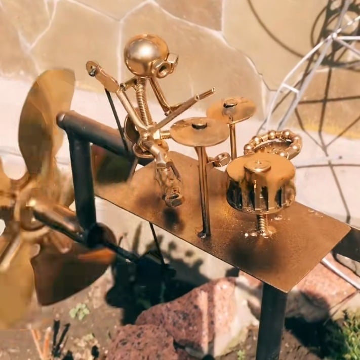 MetalBeat | Handgemaakte metalen windmolen “Rock Band” - bewegend tuinornament, buiten kinetisch beeldhouwwerk