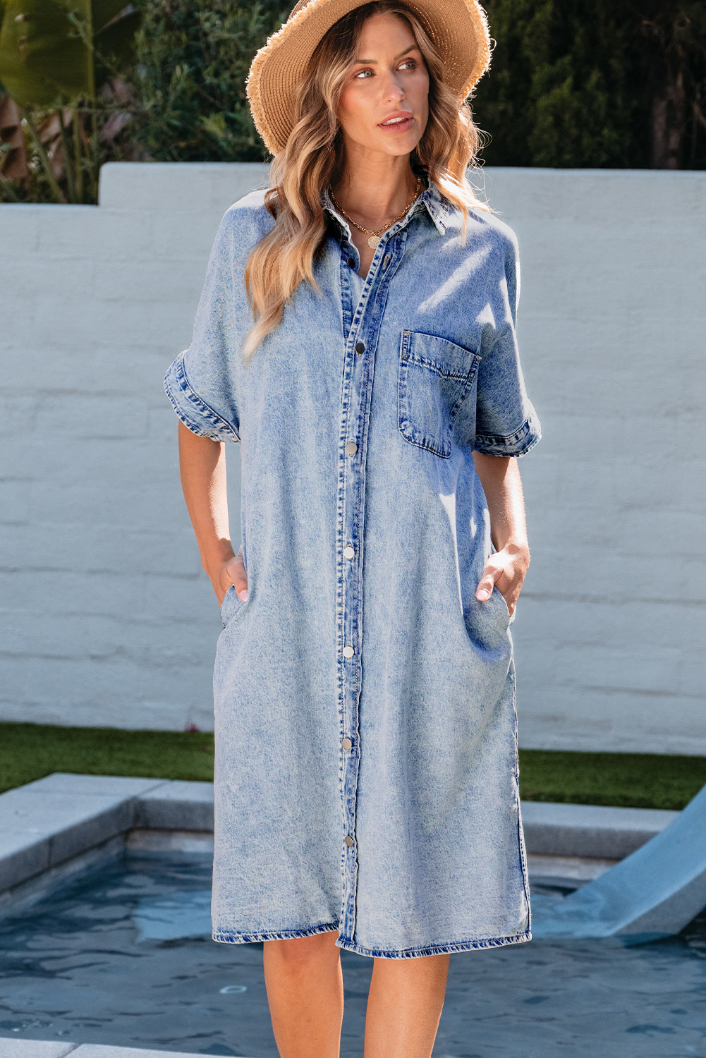 Venora | Denim midi-shirtjurk met korte mouwen – knoopsluiting, casual zomerstijl, lichtblauwe wassing