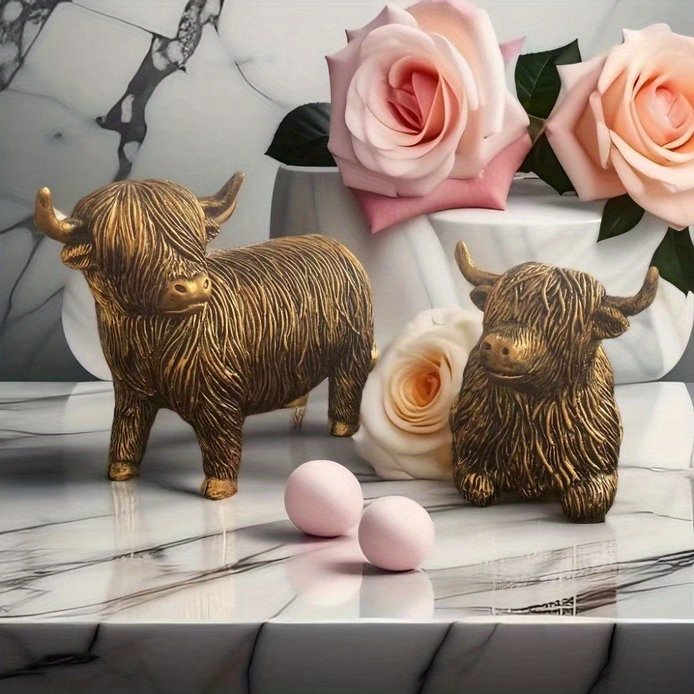 BrassBovines | Set van 2 Highland Cow-beeldjes – Ornamenten van hars met gouden messing afwerking