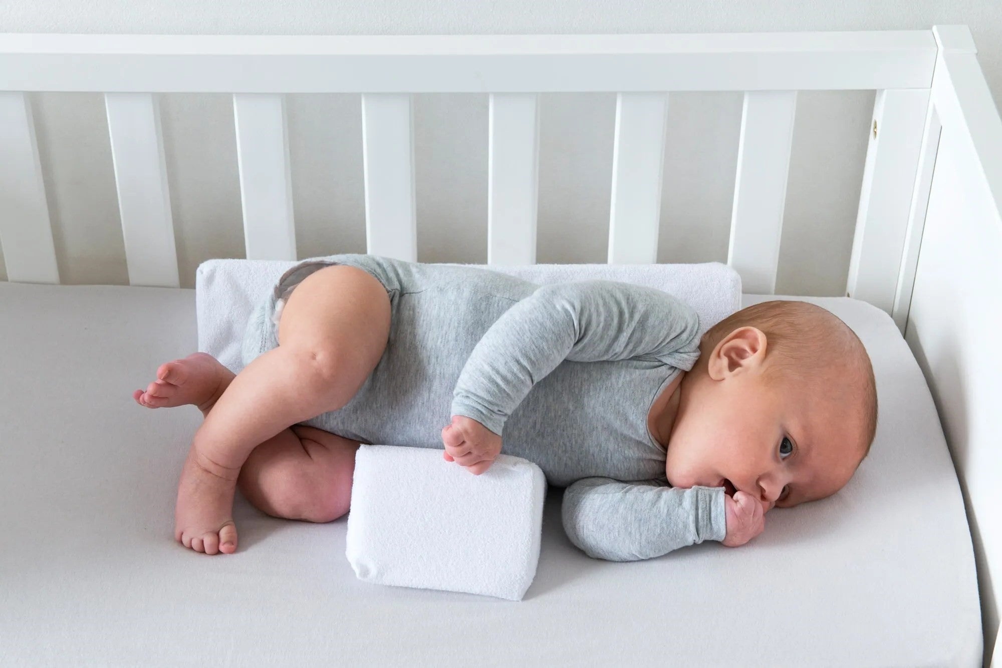 BabySlope | Baby anti-rolwigkussen – Veiligheid voor pasgeborenen, slaapondersteunend kussen