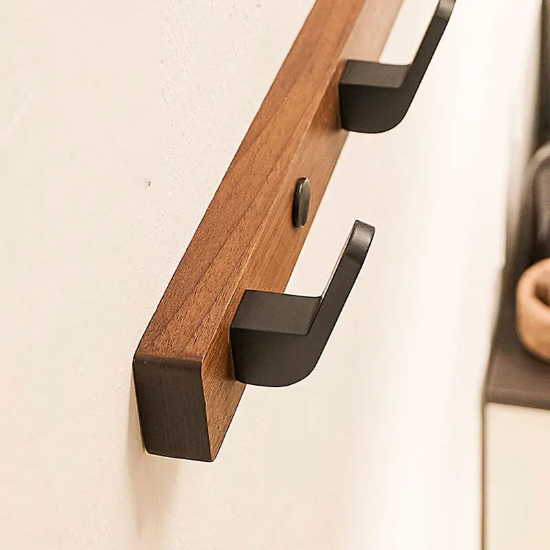 UrbanLatch | Minimalistische wandhaak met houten voet en metalen haken – Modern wandrek