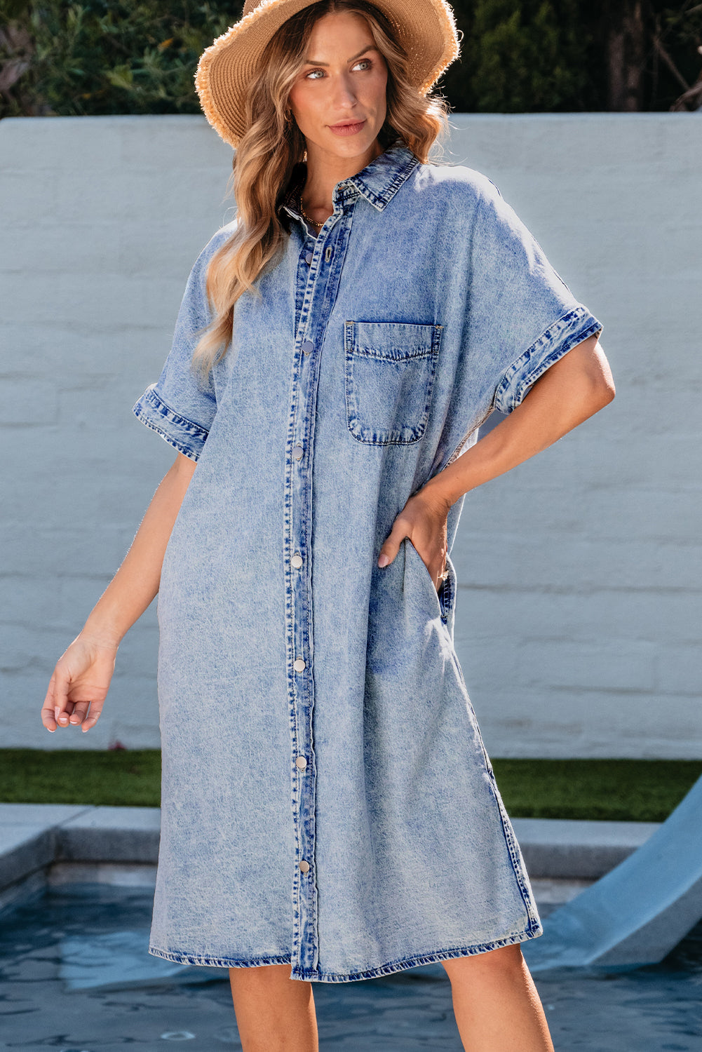Venora | Denim midi-shirtjurk met korte mouwen – knoopsluiting, casual zomerstijl, lichtblauwe wassing