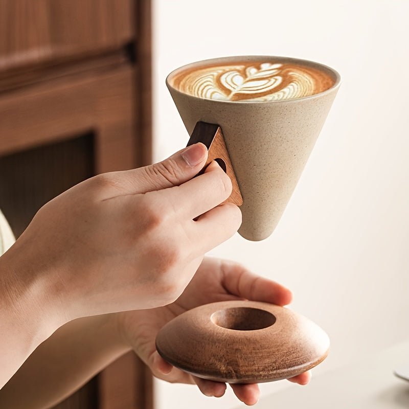Cuporia | Handgemaakte keramische koffiekop met trechtervormige tuit, houten handvat en onderzetter van echt hout