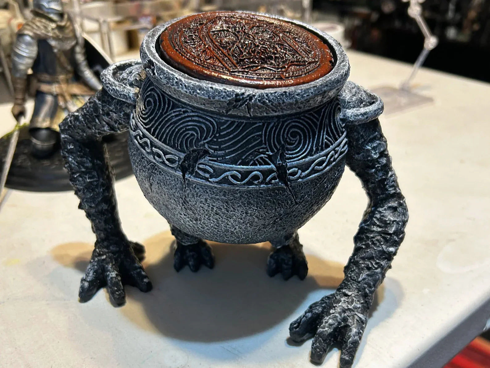 MightyCauldron | Karakter machtige krijger ijzeren vuist pot decor