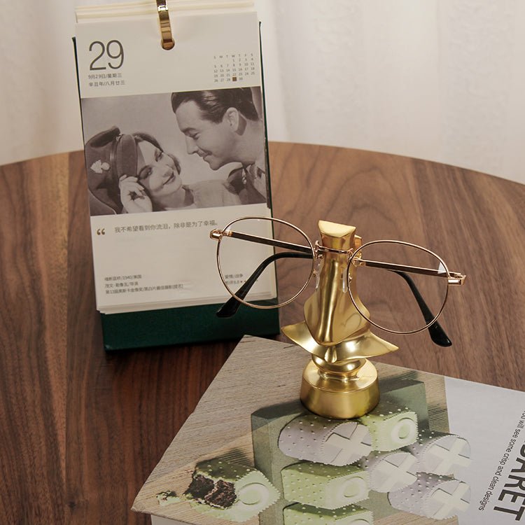 Optigold | Gouden metalen neus- en bril sculptuur – Moderne decoratieve kunst voor thuis en op kantoor