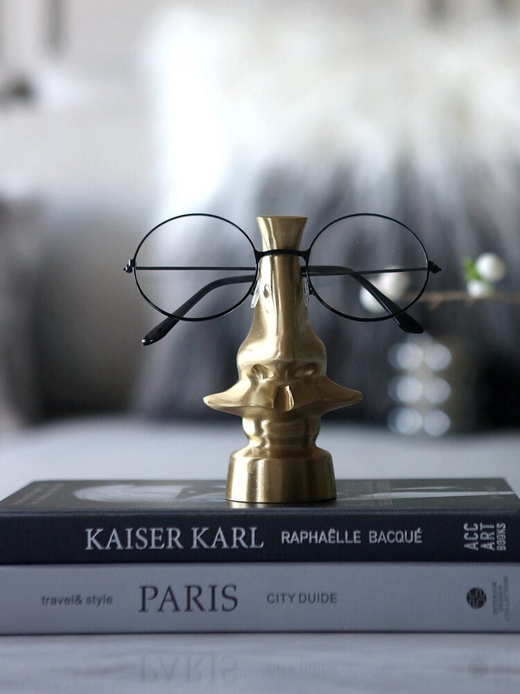 Optigold | Gouden metalen neus- en bril sculptuur – Moderne decoratieve kunst voor thuis en op kantoor