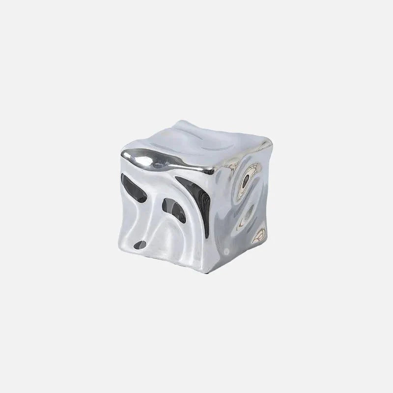 CubiForm | Gedrapeerd kubusornament – Keramisch decoratief beeldhouwwerk, moderne woonaccessoire
