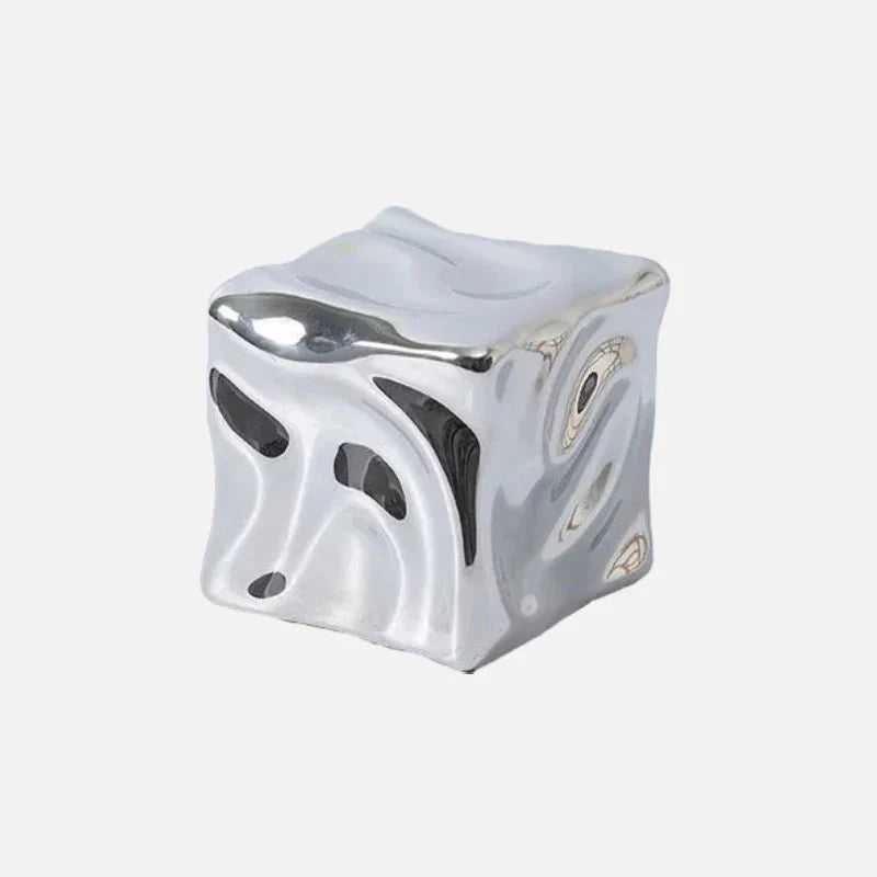 CubiForm | Gedrapeerd kubusornament – Keramisch decoratief beeldhouwwerk, moderne woonaccessoire