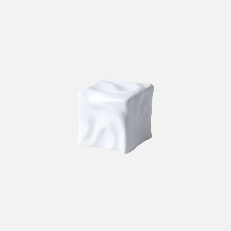 CubiForm | Gedrapeerd kubusornament – Keramisch decoratief beeldhouwwerk, moderne woonaccessoire