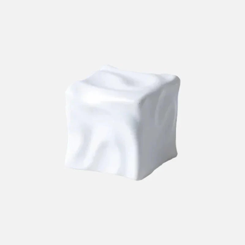 CubiForm | Gedrapeerd kubusornament – Keramisch decoratief beeldhouwwerk, moderne woonaccessoire