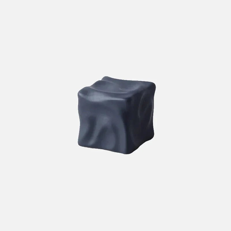 CubiForm | Gedrapeerd kubusornament – Keramisch decoratief beeldhouwwerk, moderne woonaccessoire