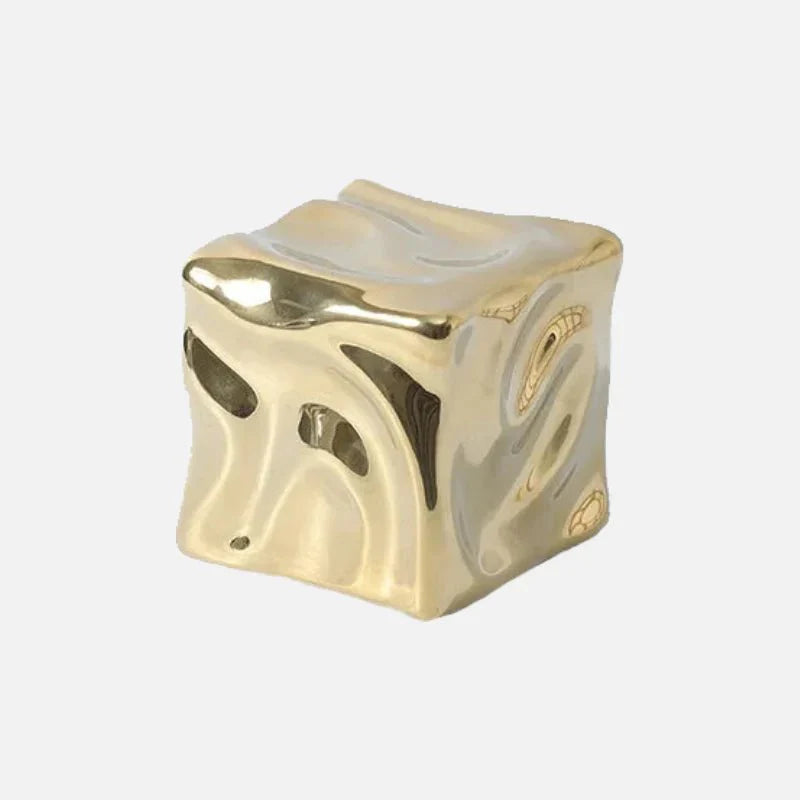 CubiForm | Gedrapeerd kubusornament – Keramisch decoratief beeldhouwwerk, moderne woonaccessoire