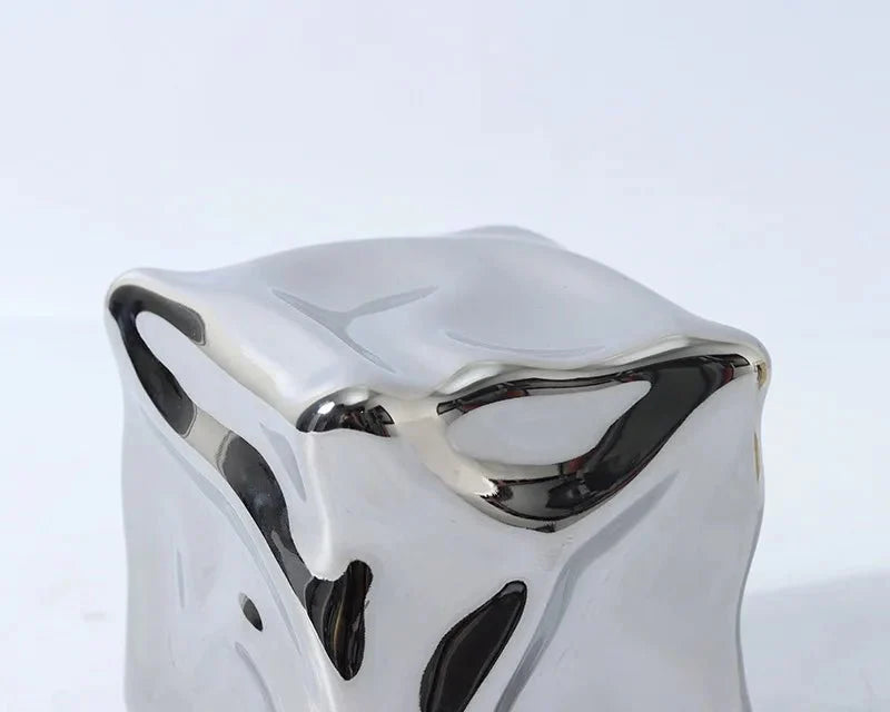 CubiForm | Gedrapeerd kubusornament – Keramisch decoratief beeldhouwwerk, moderne woonaccessoire