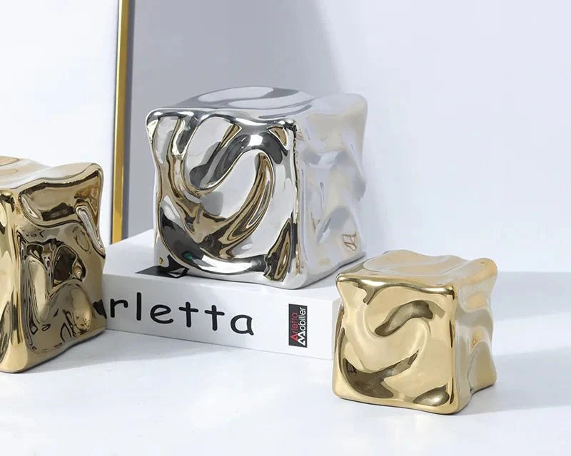 CubiForm | Gedrapeerd kubusornament – Keramisch decoratief beeldhouwwerk, moderne woonaccessoire