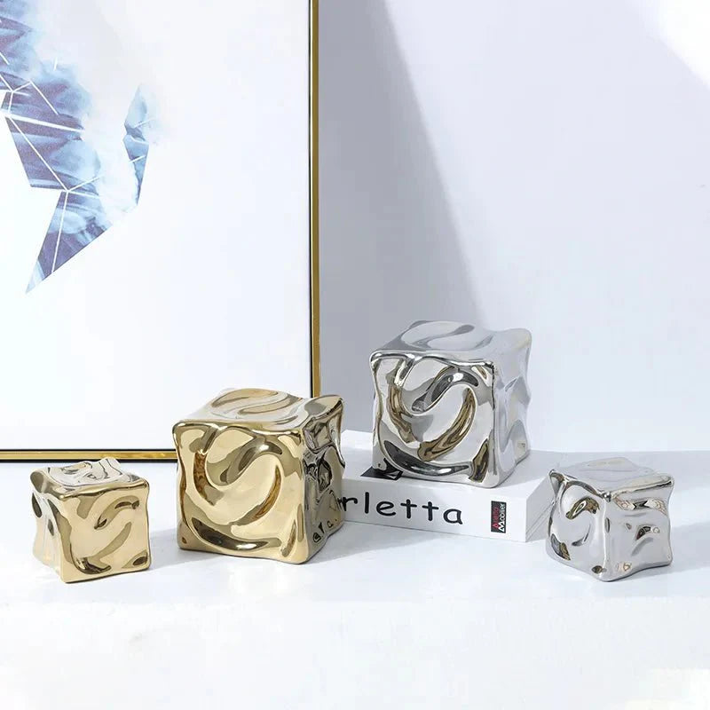 CubiForm | Gedrapeerd kubusornament – Keramisch decoratief beeldhouwwerk, moderne woonaccessoire