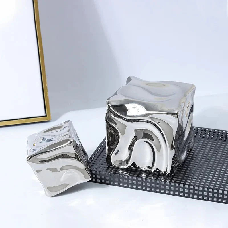CubiForm | Gedrapeerd kubusornament – Keramisch decoratief beeldhouwwerk, moderne woonaccessoire