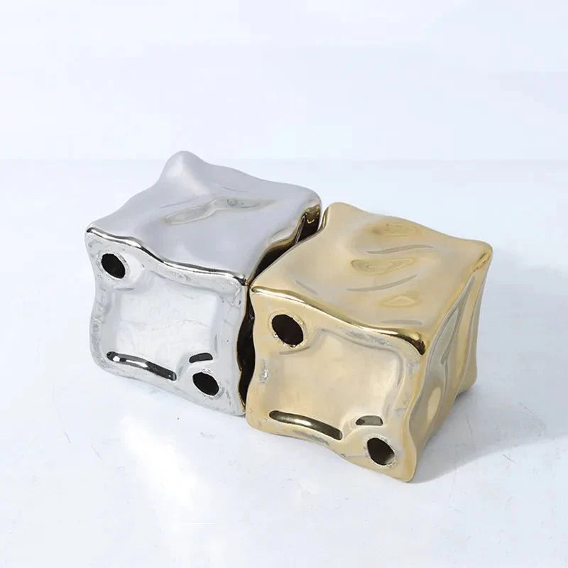 CubiForm | Gedrapeerd kubusornament – Keramisch decoratief beeldhouwwerk, moderne woonaccessoire
