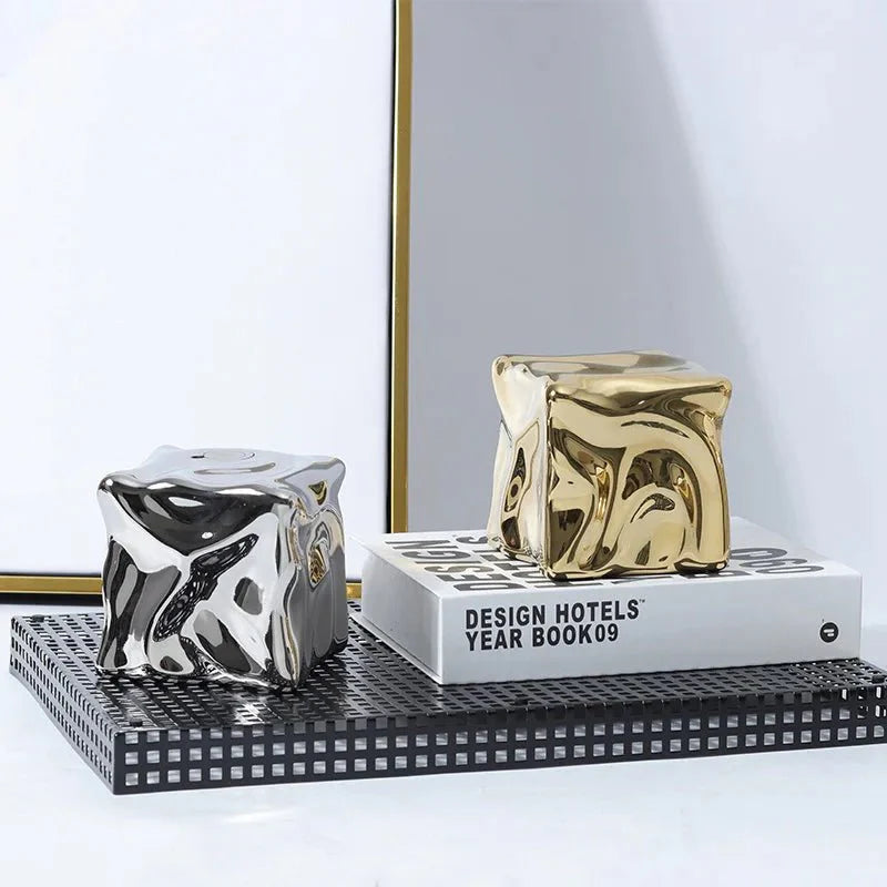 CubiForm | Gedrapeerd kubusornament – Keramisch decoratief beeldhouwwerk, moderne woonaccessoire