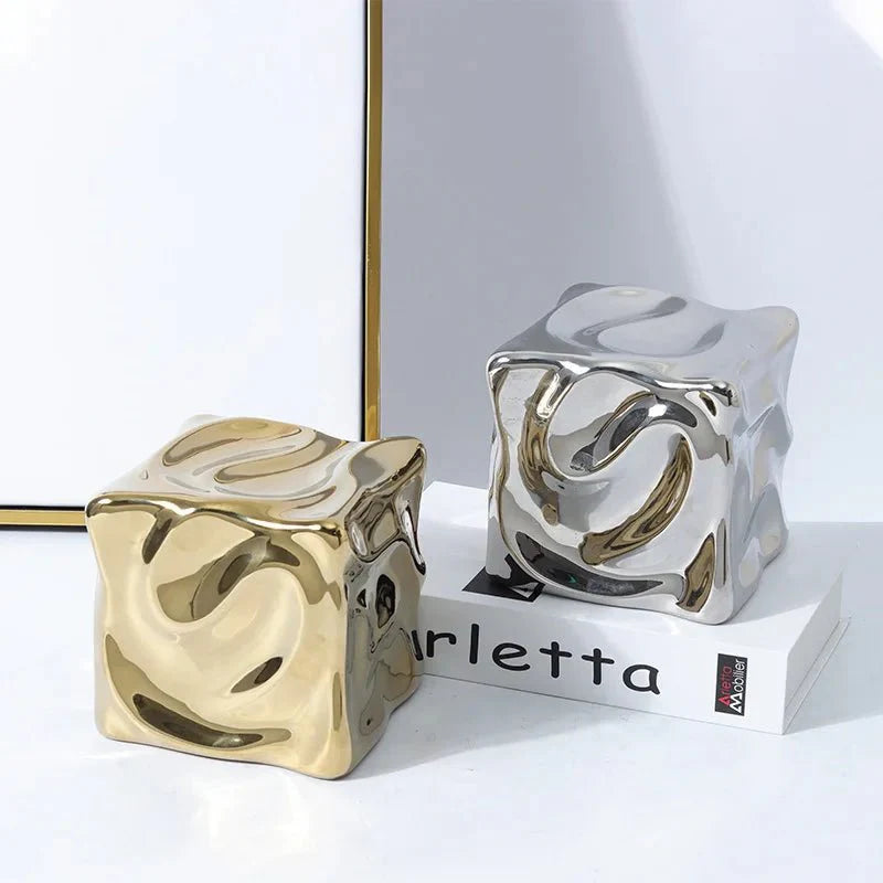 CubiForm | Gedrapeerd kubusornament – Keramisch decoratief beeldhouwwerk, moderne woonaccessoire