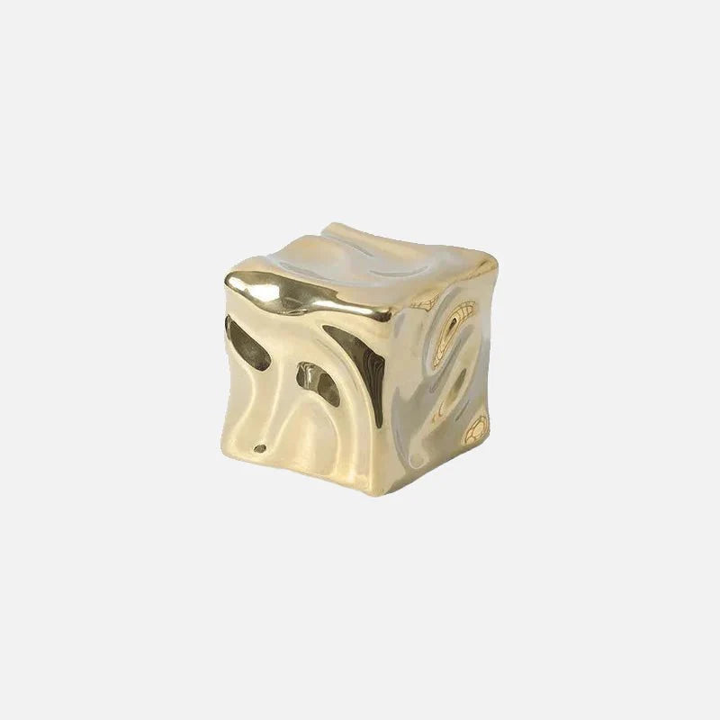 CubiForm | Gedrapeerd kubusornament – Keramisch decoratief beeldhouwwerk, moderne woonaccessoire