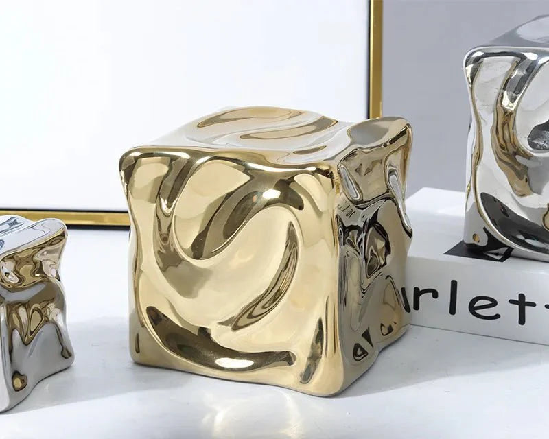 CubiForm | Gedrapeerd kubusornament – Keramisch decoratief beeldhouwwerk, moderne woonaccessoire
