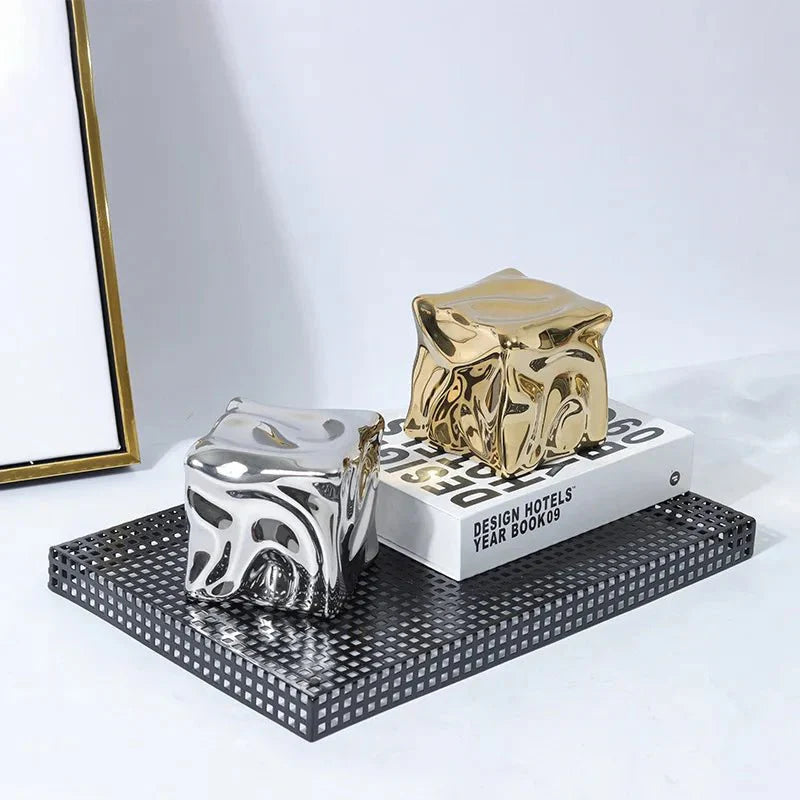 CubiForm | Gedrapeerd kubusornament – Keramisch decoratief beeldhouwwerk, moderne woonaccessoire
