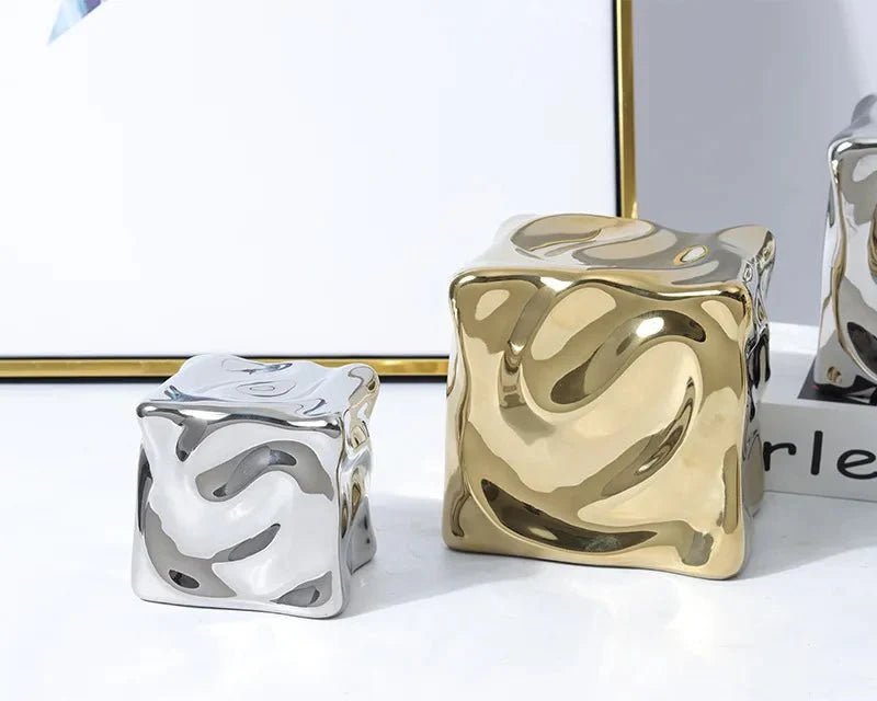 CubiForm | Gedrapeerd kubusornament – Keramisch decoratief beeldhouwwerk, moderne woonaccessoire