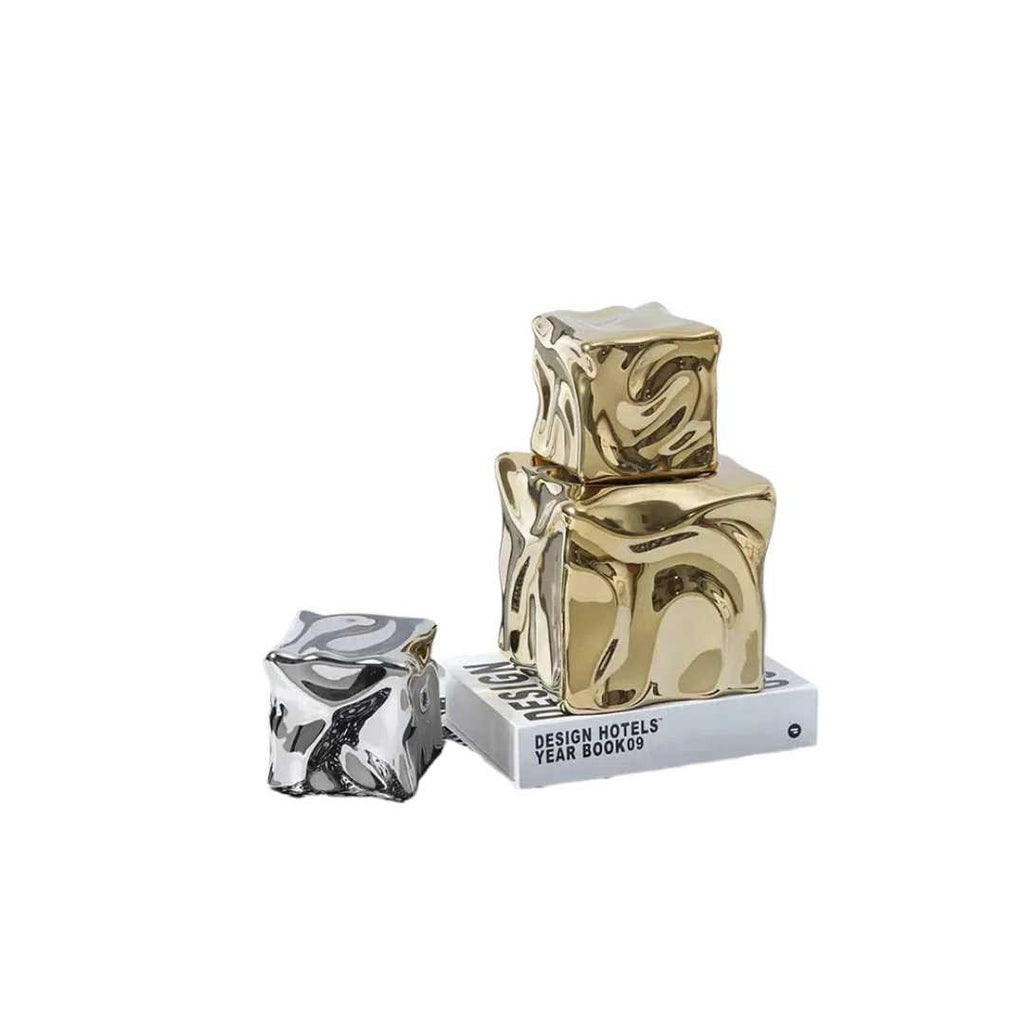 CubiForm | Gedrapeerd kubusornament – Keramisch decoratief beeldhouwwerk, moderne woonaccessoire