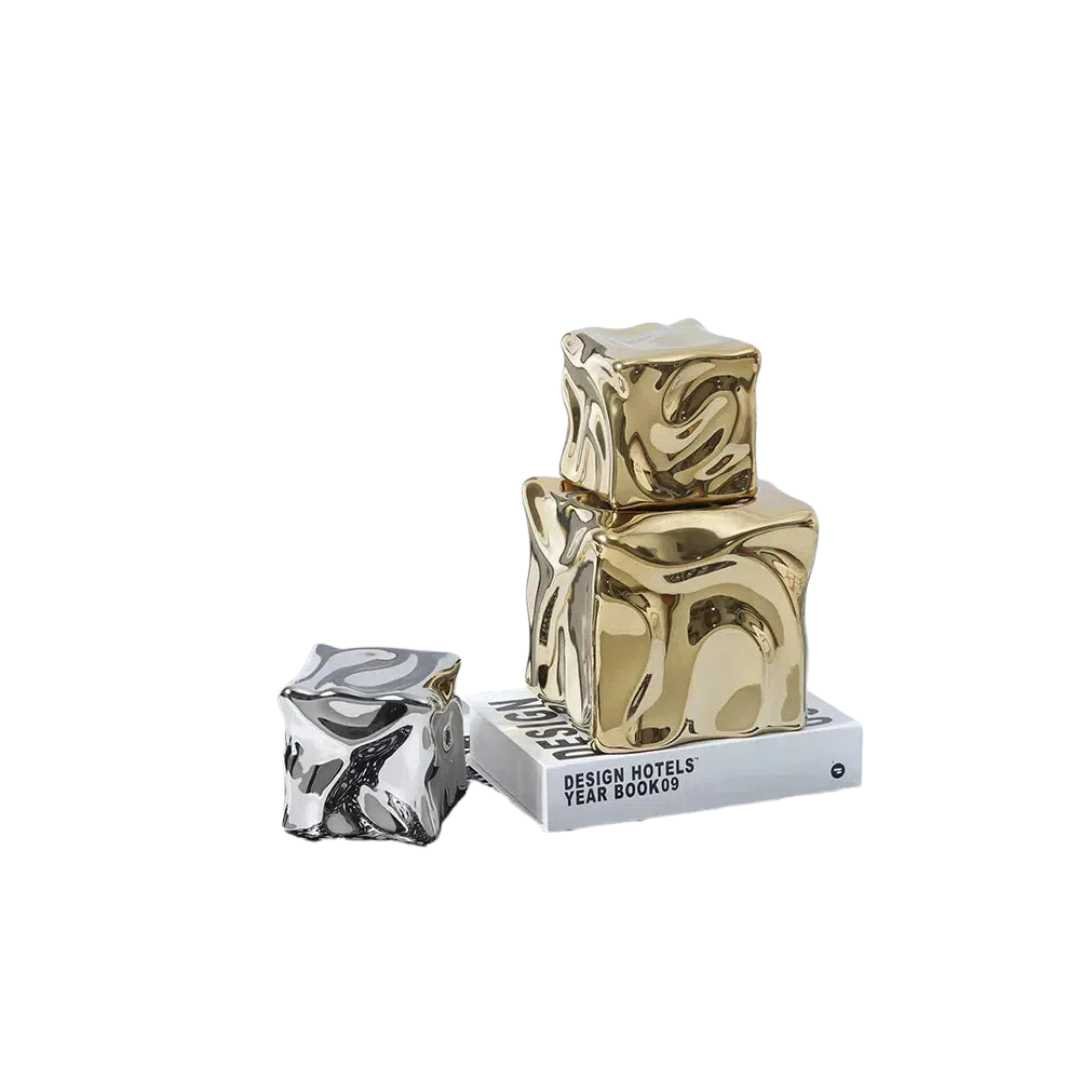 CubiForm | Gedrapeerd kubusornament – Keramisch decoratief beeldhouwwerk, moderne woonaccessoire
