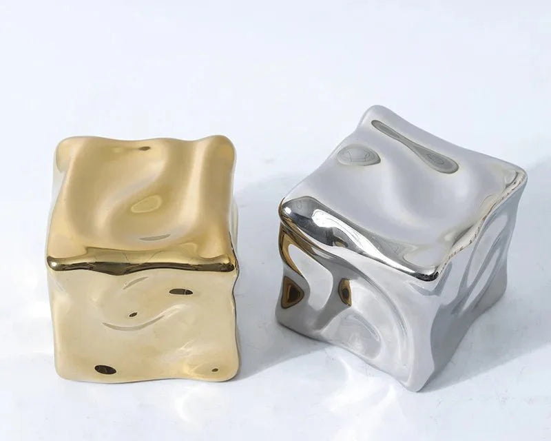 CubiForm | Gedrapeerd kubusornament – Keramisch decoratief beeldhouwwerk, moderne woonaccessoire