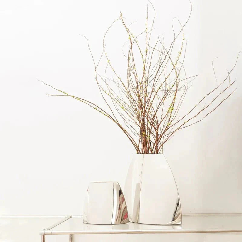 Radianta | Strakke metalen bloemenvaas met gebogen boog – Moderne minimalistische roestvrijstalen tafel