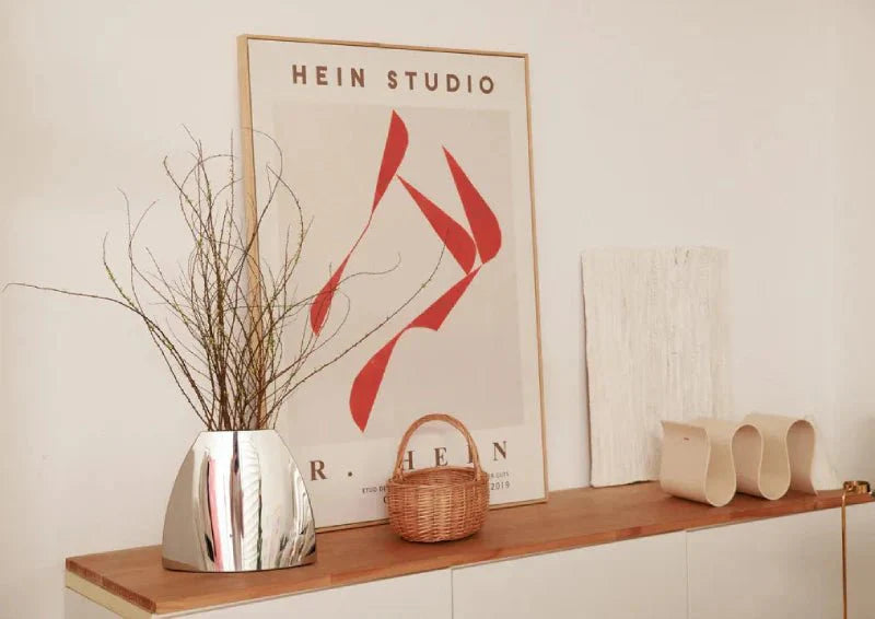 Radianta | Strakke metalen bloemenvaas met gebogen boog – Moderne minimalistische roestvrijstalen tafel