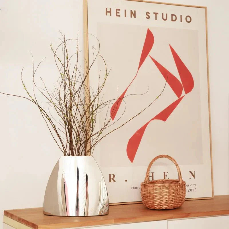 Radianta | Strakke metalen bloemenvaas met gebogen boog – Moderne minimalistische roestvrijstalen tafel