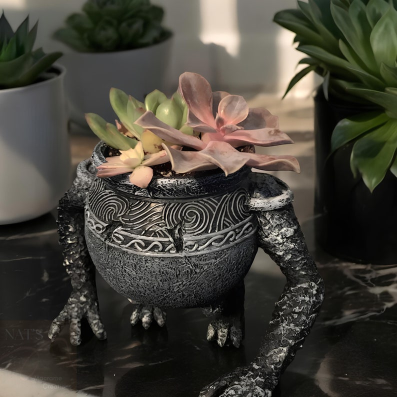 MightyCauldron | Karakter machtige krijger ijzeren vuist pot decor