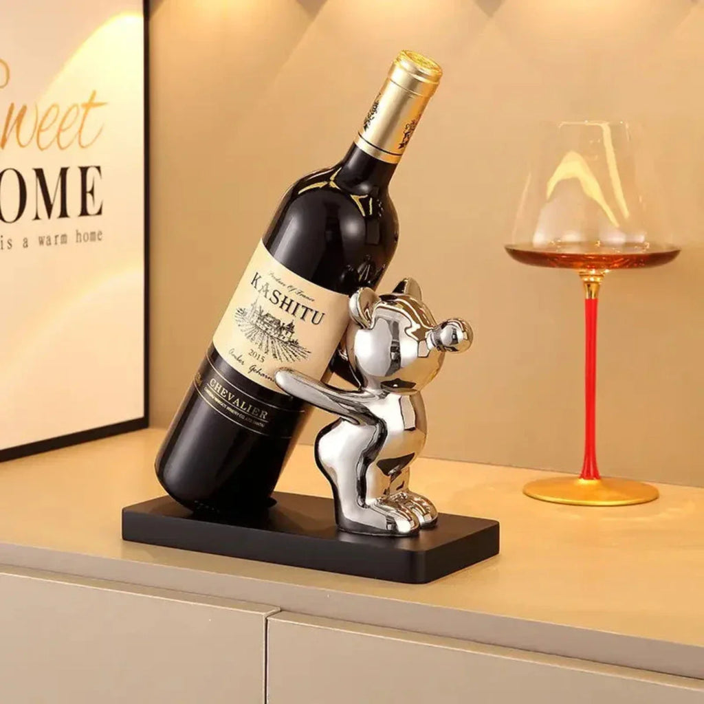 WineHug | Speels keramisch wijnrek in de vorm van een beer – stijlvolle flesdisplay voor thuis en in de bar