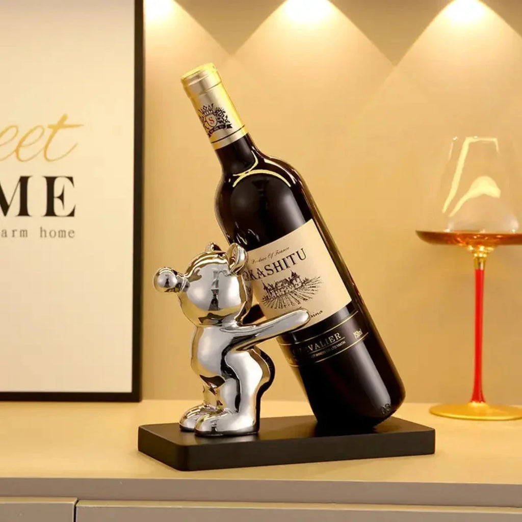WineHug | Speels keramisch wijnrek in de vorm van een beer – stijlvolle flesdisplay voor thuis en in de bar
