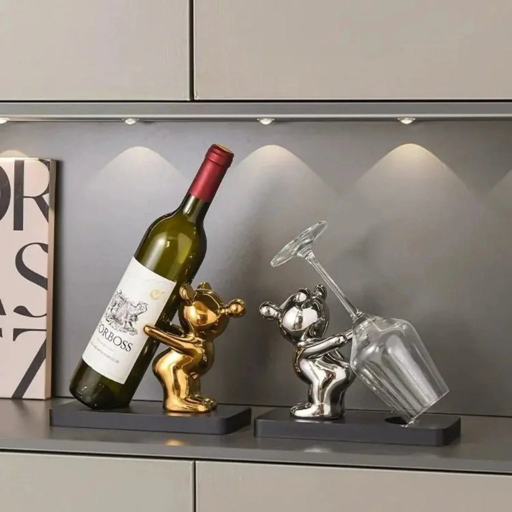 WineHug | Speels keramisch wijnrek in de vorm van een beer – stijlvolle flesdisplay voor thuis en in de bar