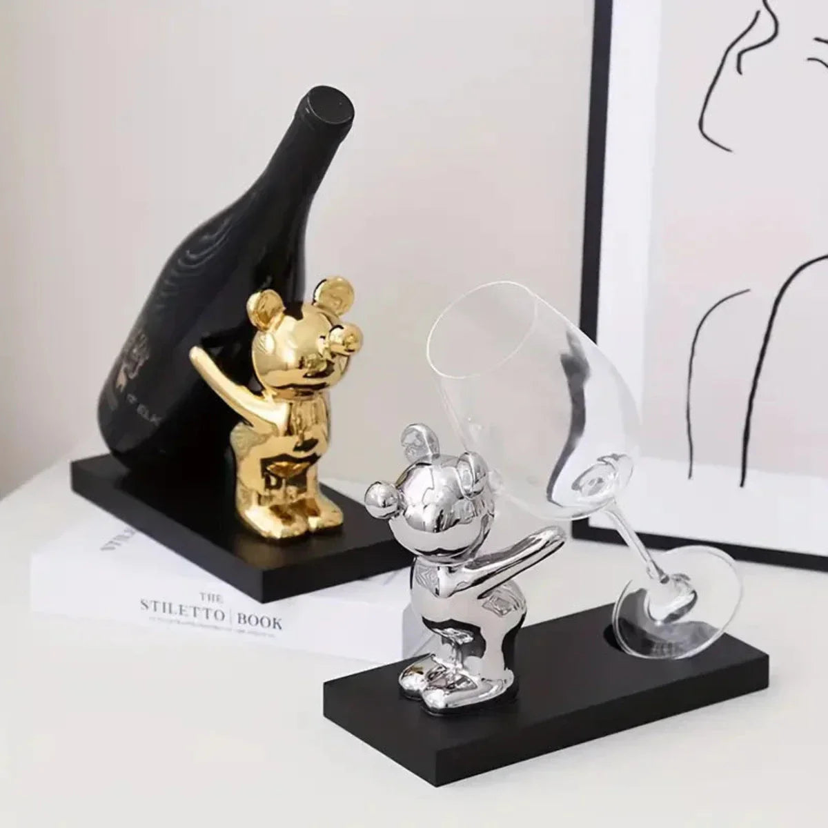 WineHug | Speels keramisch wijnrek in de vorm van een beer – stijlvolle flesdisplay voor thuis en in de bar