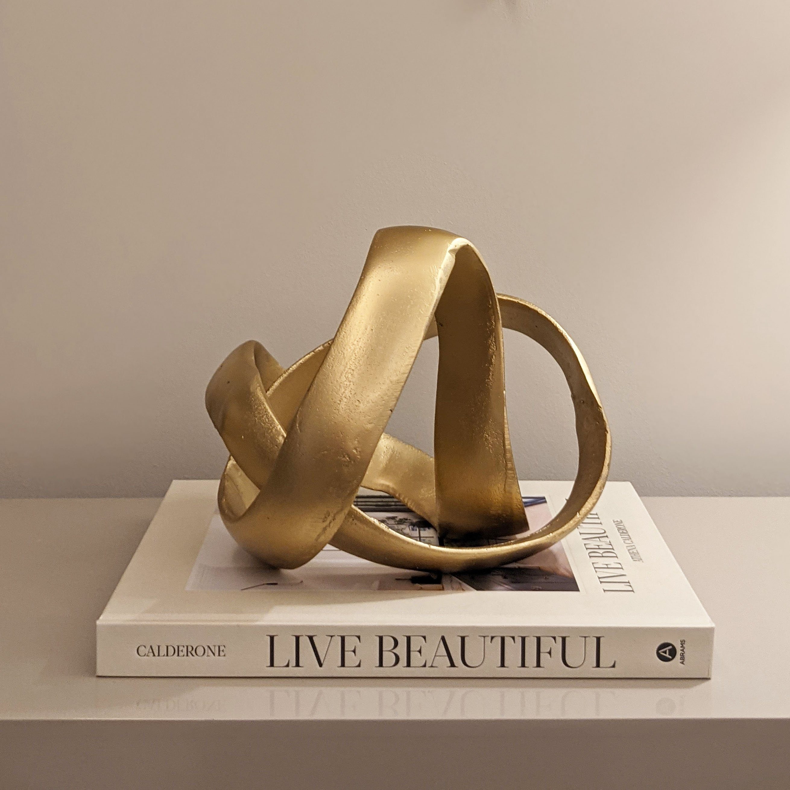 LuxeTwine | Prachtige Gouden Knoop Ontwerpdecoratie