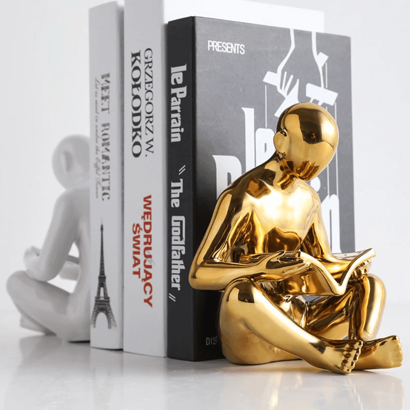 StoryKeeper | Scandinavisch creatief lezende man sculptuur Boekensteun