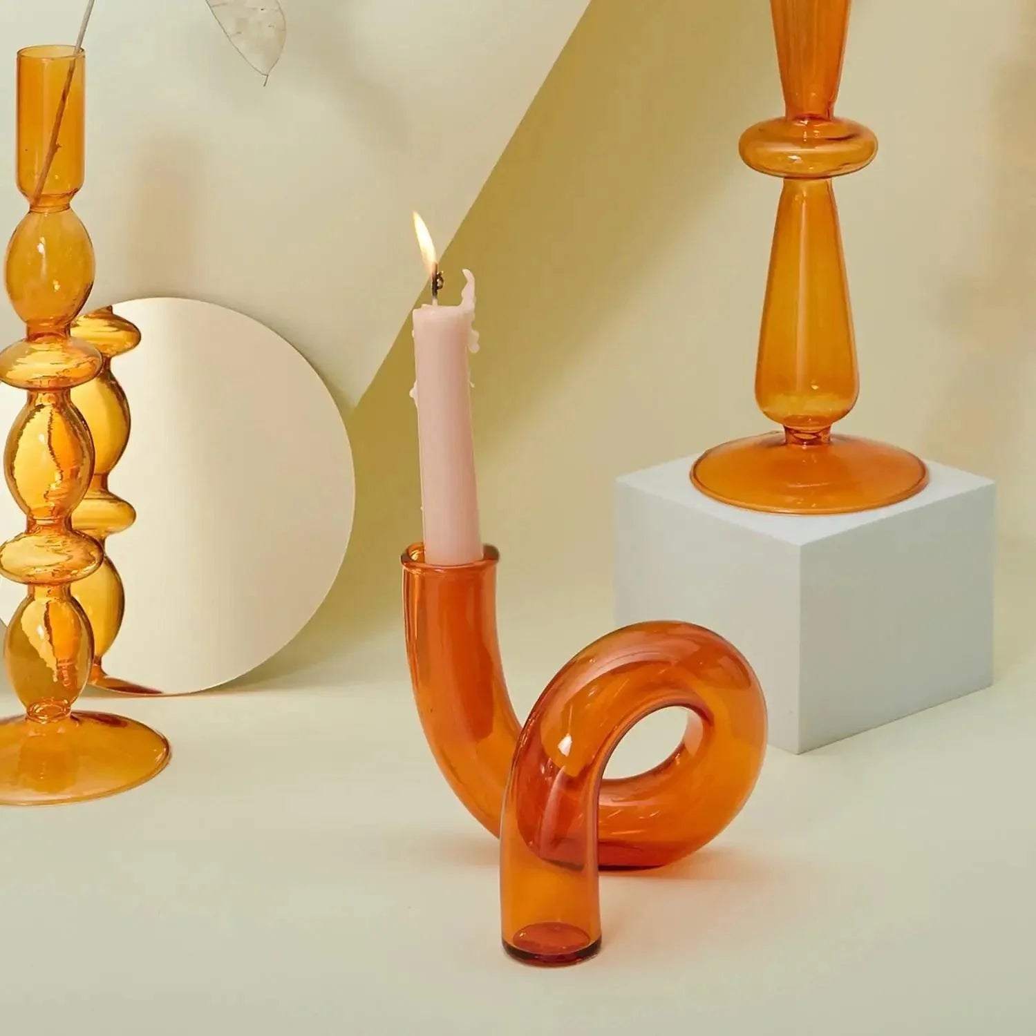 VividTwist | Gedraaide Glazen Kandelaarhouder - Levendige Kleur, Artistiek Woondecor