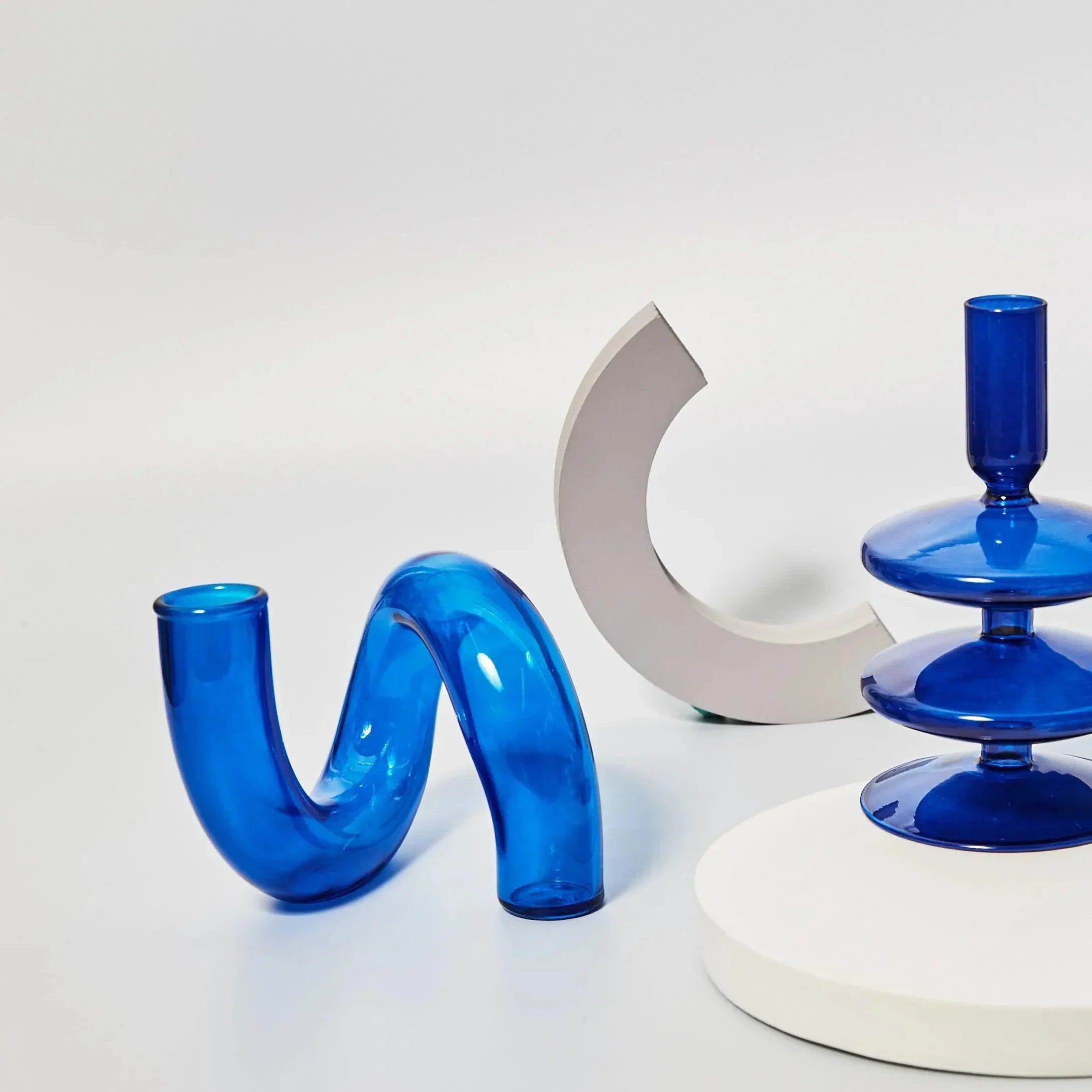 VividTwist | Gedraaide Glazen Kandelaarhouder - Levendige Kleur, Artistiek Woondecor