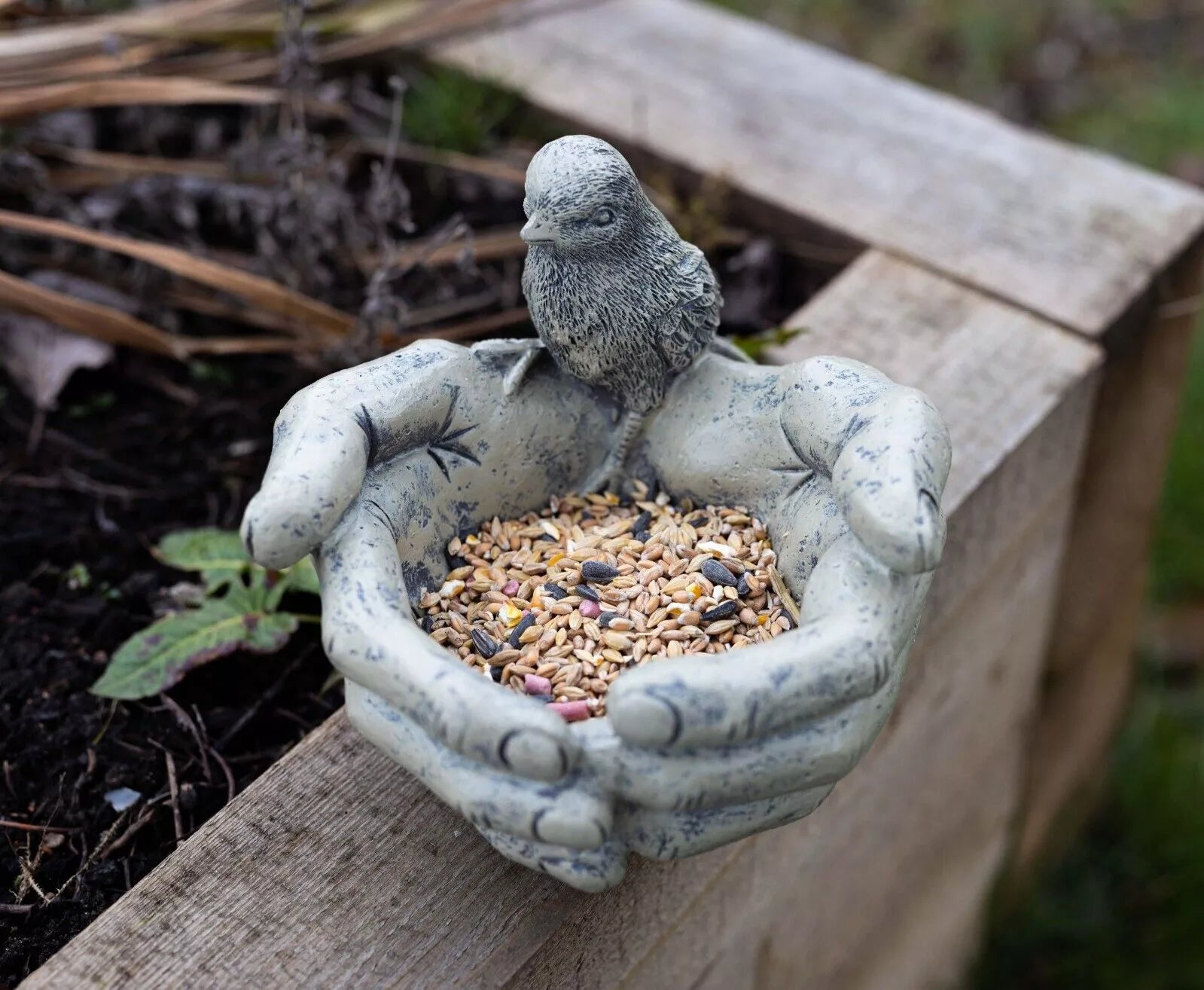BirdHaven | Liefhebbende hand vogelvoederhuisje - Artistiek Hars Hand Sculptuur voor Buiten Tuindecoratie